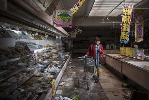 
	
	Sau trận động đất năm 2011, thành phố Fukushima gần như bị hủy diệt bởi phóng xạ. Trong ảnh là một phụ nữ đi vào một siêu thị đã bỏ hoang dù những thực phẩm trên đó vẫn còn hạn sử dụng.